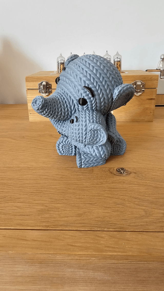 Éléphant et son petit enlaçés – Effet tricot