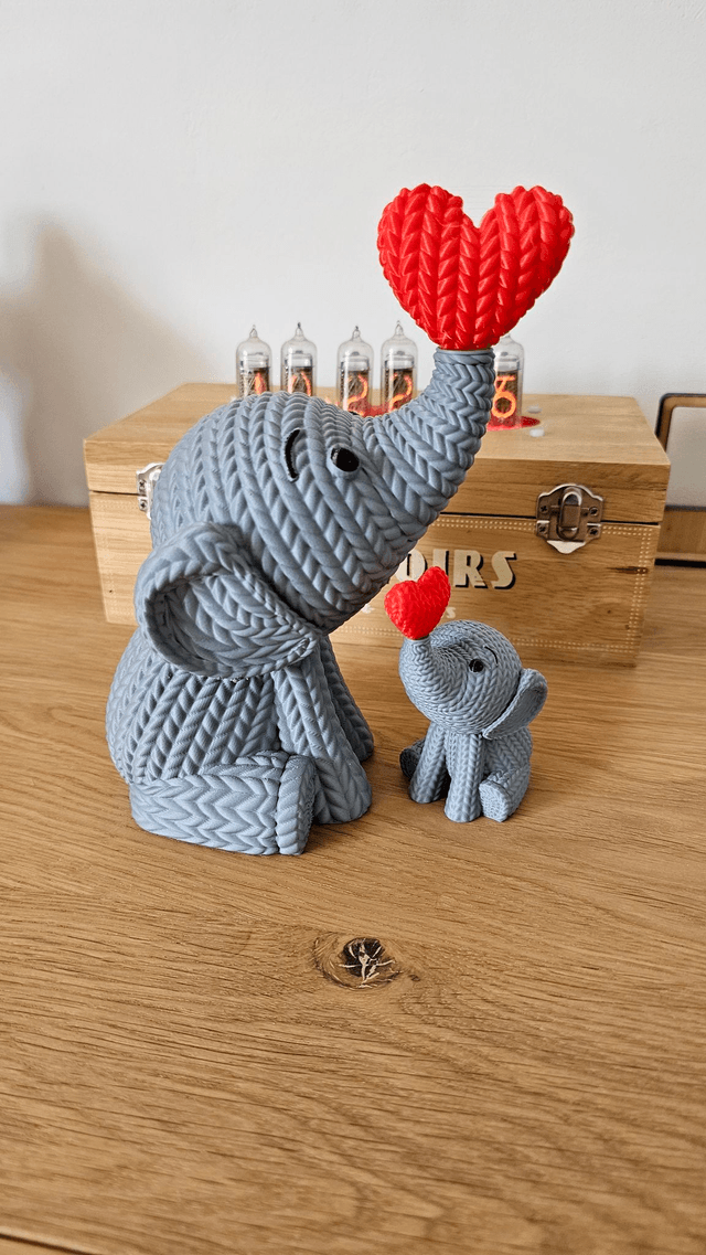 Duo d’éléphants en style tricot avec cœur rouge