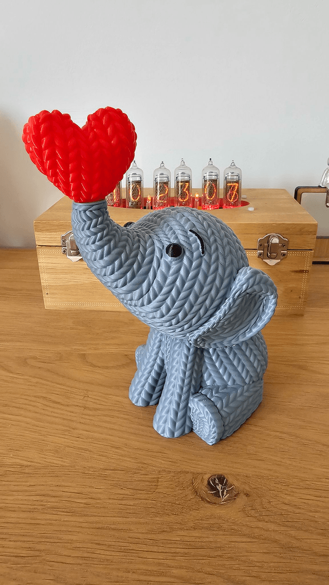Duo d’éléphants en style tricot avec cœur rouge