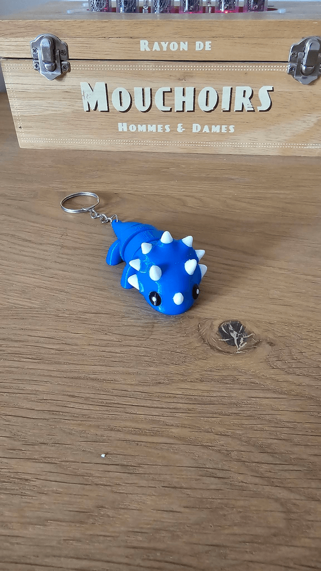 Porte-clé dinosaure bleu à piques – Accessoire artisanal fun et original