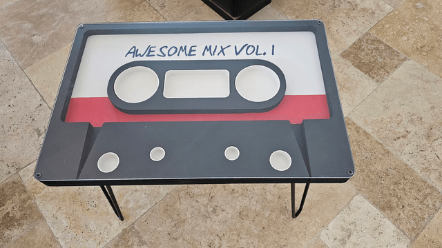 Table d’appoint cassette audio – Awesome Mix Vol. 1 – Look rétro unique
