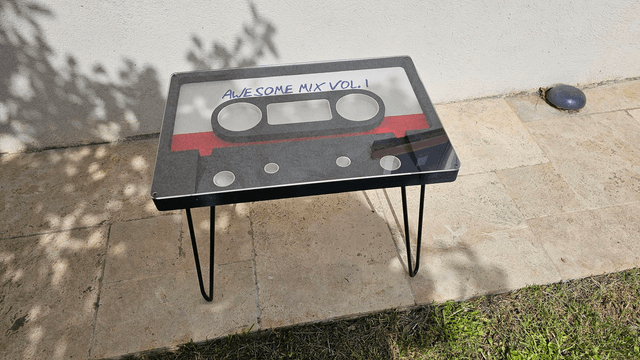 Table d’appoint cassette audio – Awesome Mix Vol. 1 – Look rétro unique