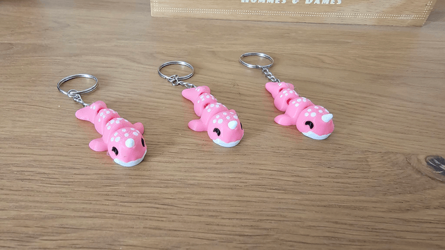 Porte-clé Baleine articulée – Rose avec pois blancs – Cadeau original imprimé en 3D
