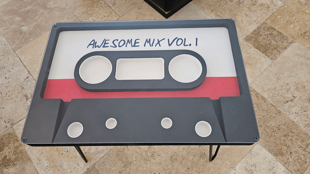 Table d’appoint cassette audio – Awesome Mix Vol. 1 – Look rétro unique