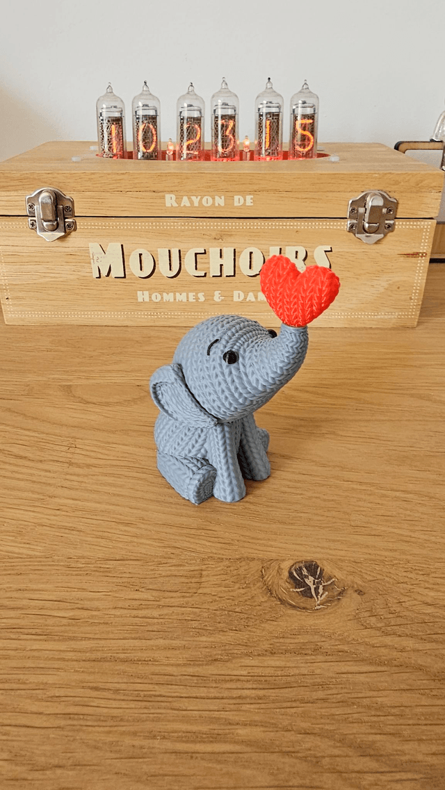 Duo d’éléphants en style tricot avec cœur rouge