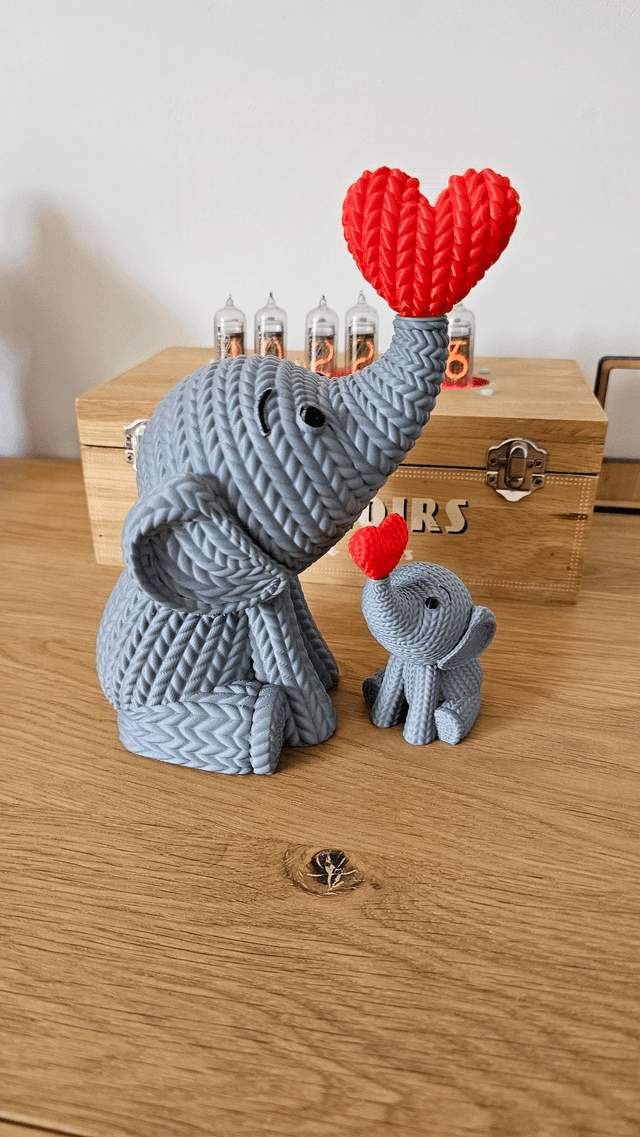 Duo d’éléphants en style tricot avec cœur rouge